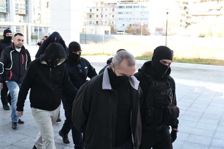 Βιασμός 12χρονης: Στο δικαστήριο ο Ηλίας Μίχος και η μητέρα της - Συνολικά 26 οι κατηγορούμενοι