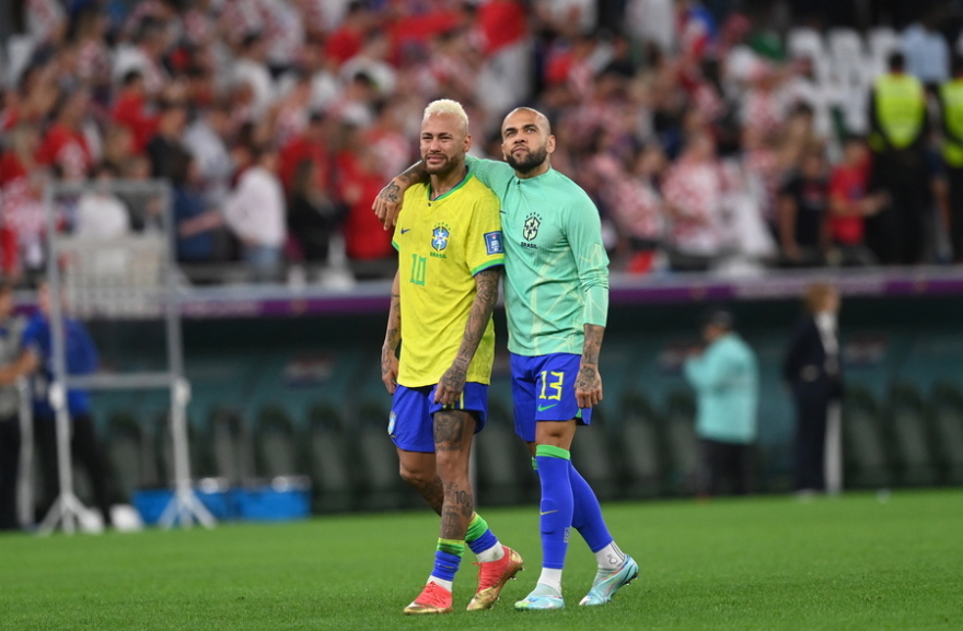 Στο πλευρό του Άλβες ο Νεϊμάρ για την υπόθεση βιασμού - Του πλήρωσε έξοδα, του βρήκε δικηγόρο και «διέσωσε» την περιουσία του