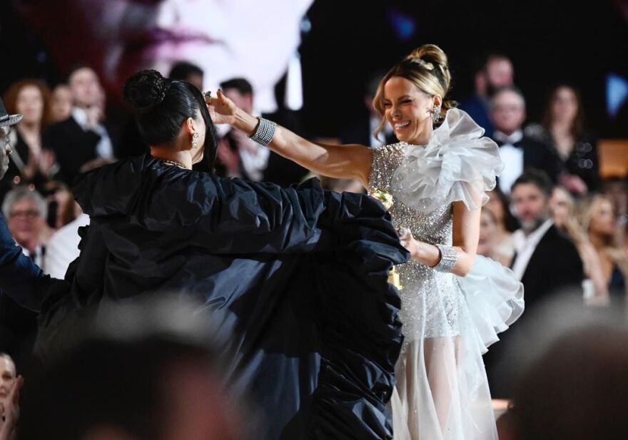 Κέιτ Μπέκινσεϊλ: Μετά τις Χρυσές Σφαίρες πήγε στο νοσοκομείο για να στηρίξει τον πατριό της που αναρρώνει από εγκεφαλικό 