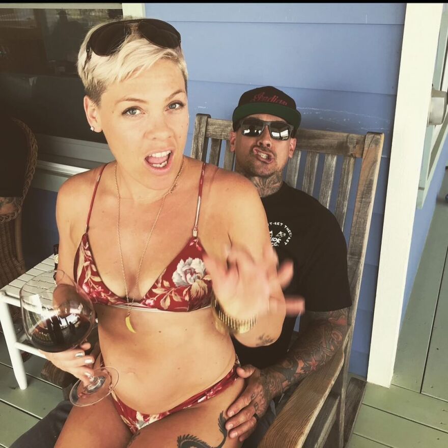 Πινκ: Η δημόσια ερωτική εξομολόγηση στον άντρα της - Είσαι ο πεισματάρης, όμορφος, αμετακίνητος βράχος μου