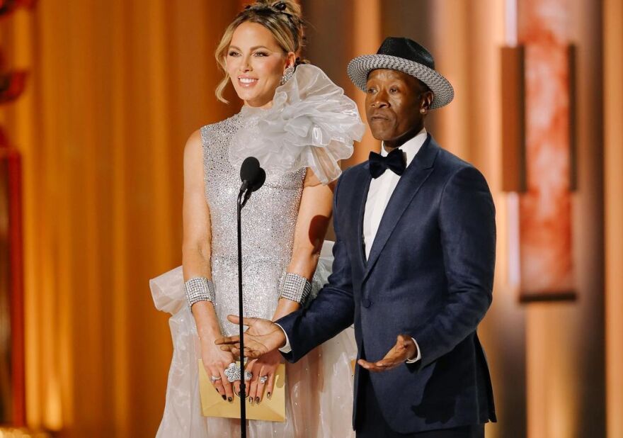 Κέιτ Μπέκινσεϊλ: Μετά τις Χρυσές Σφαίρες πήγε στο νοσοκομείο για να στηρίξει τον πατριό της που αναρρώνει από εγκεφαλικό 