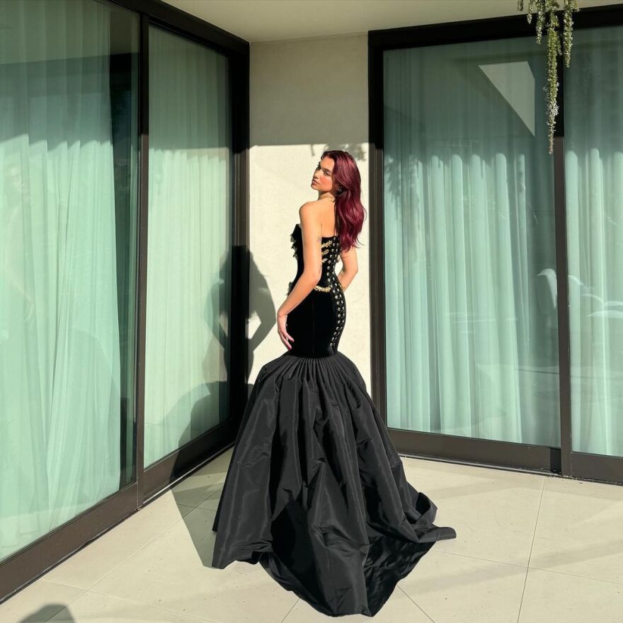 Ντούα Λίπα: Αυτοτρολάρεται που δεν μπορεί να κάτσει με το φόρεμά της