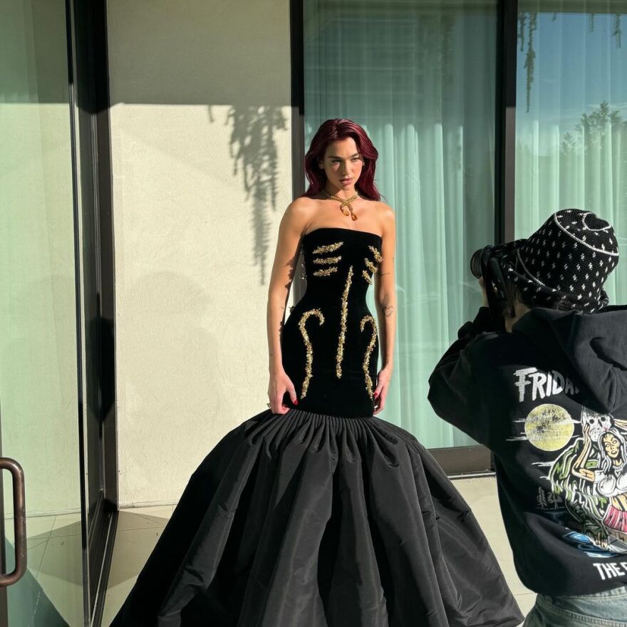 Ντούα Λίπα: Αυτοτρολάρεται που δεν μπορεί να κάτσει με το φόρεμά της