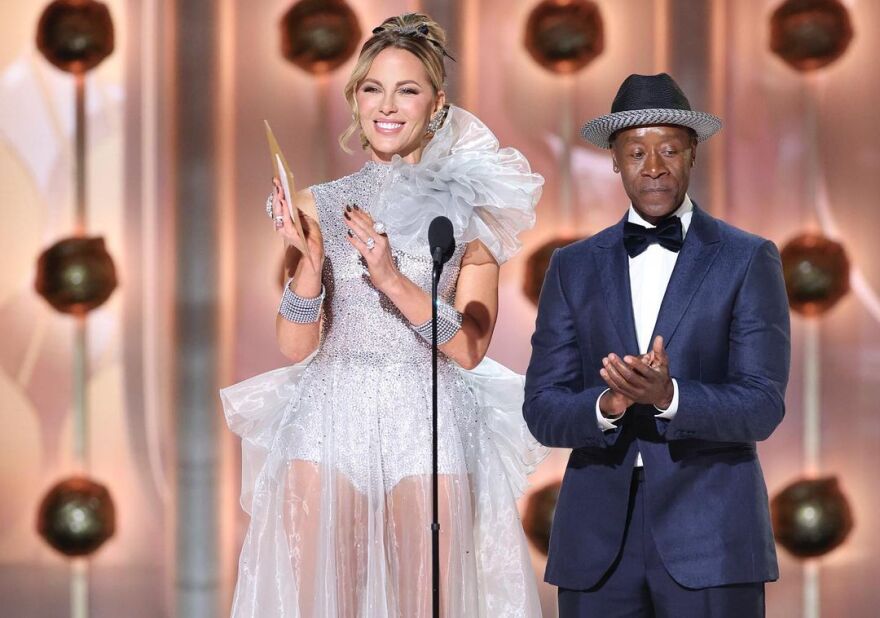 Κέιτ Μπέκινσεϊλ: Μετά τις Χρυσές Σφαίρες πήγε στο νοσοκομείο για να στηρίξει τον πατριό της που αναρρώνει από εγκεφαλικό 