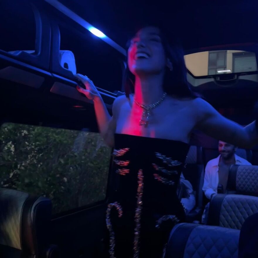 Ντούα Λίπα: Αυτοτρολάρεται που δεν μπορεί να κάτσει με το φόρεμά της