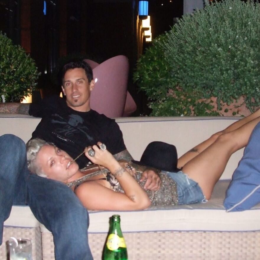 Πινκ: Η δημόσια ερωτική εξομολόγηση στον άντρα της - Είσαι ο πεισματάρης, όμορφος, αμετακίνητος βράχος μου