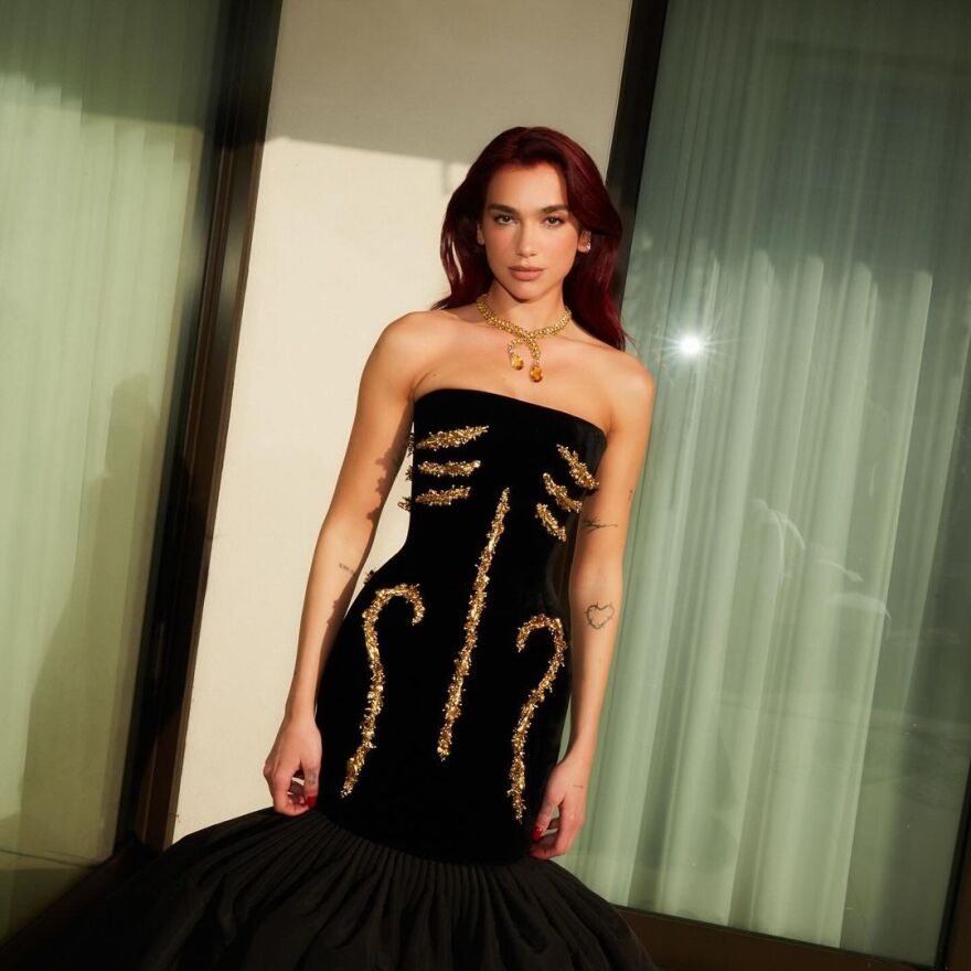 Ντούα Λίπα: Αυτοτρολάρεται που δεν μπορεί να κάτσει με το φόρεμά της