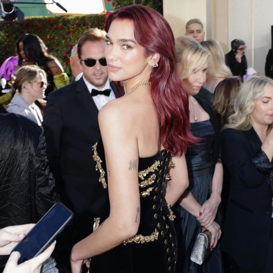 Ντούα Λίπα: Αυτοτρολάρεται που δεν μπορεί να κάτσει με το φόρεμά της