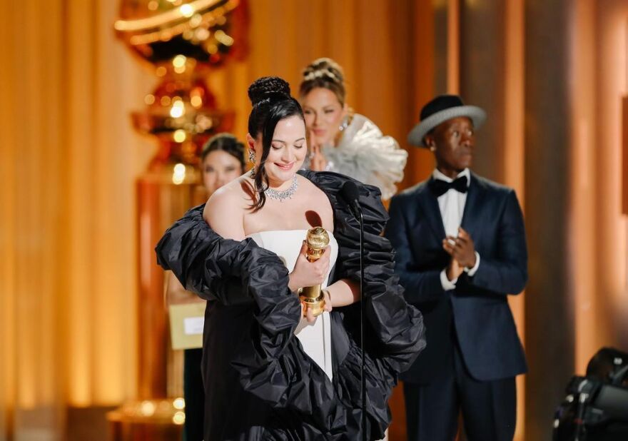 Κέιτ Μπέκινσεϊλ: Μετά τις Χρυσές Σφαίρες πήγε στο νοσοκομείο για να στηρίξει τον πατριό της που αναρρώνει από εγκεφαλικό 