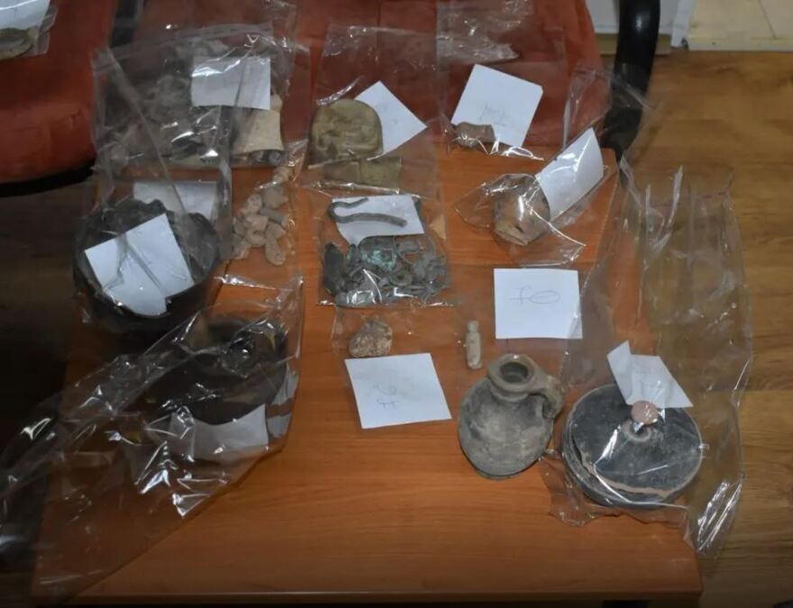 Αττική: Πωλούσαν πλαστούς Πικάσο και κυκλοφορούσαν με Porsche - Ο «πελάτης» αστυνομικός που τους αποκάλυψε