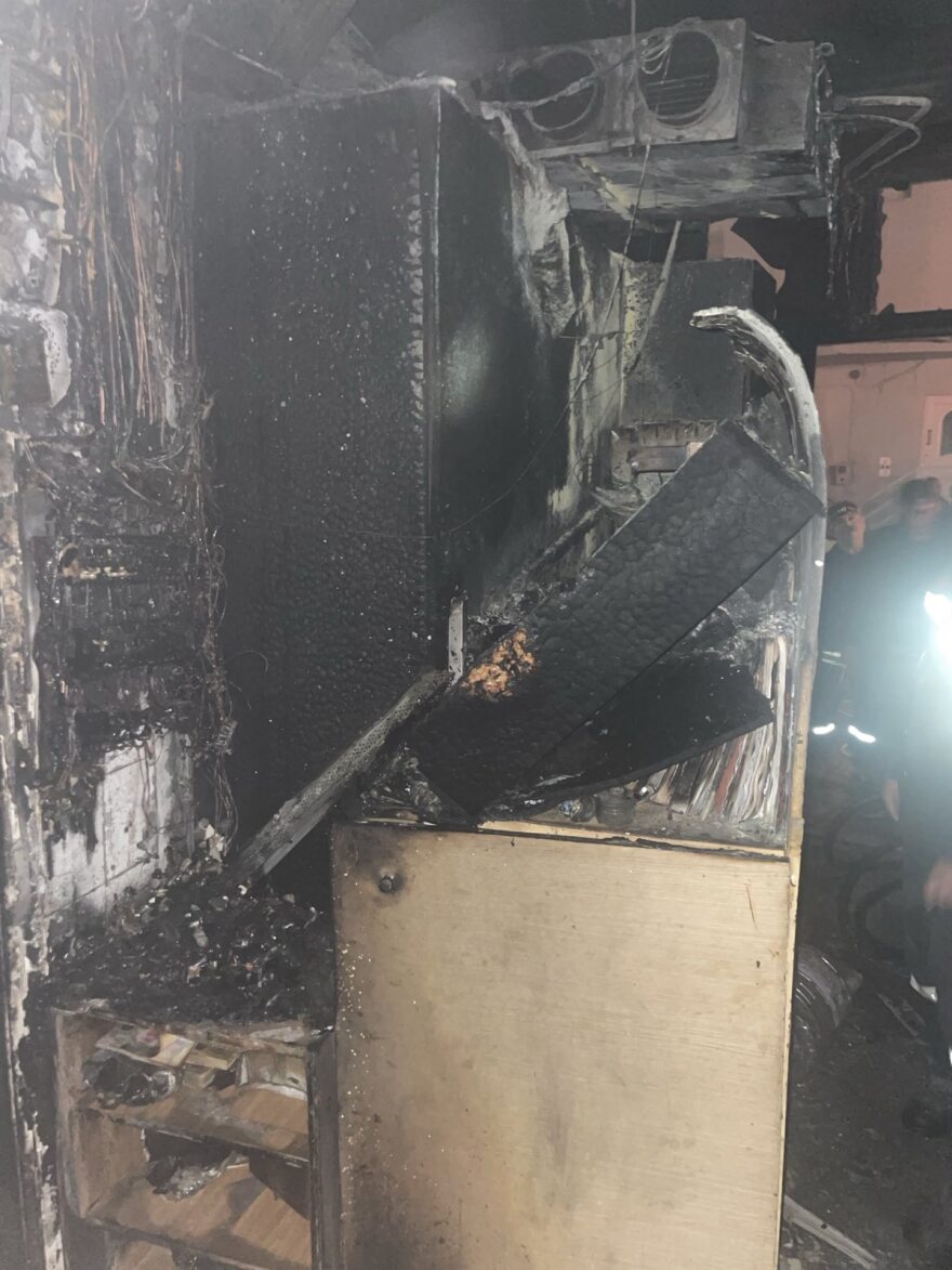 Κρήτη: Φωτιά κατέστρεφε ολοσχερώς ζαχαροπλαστείο στο Τυμπάκι - Δείτε φωτογραφίες