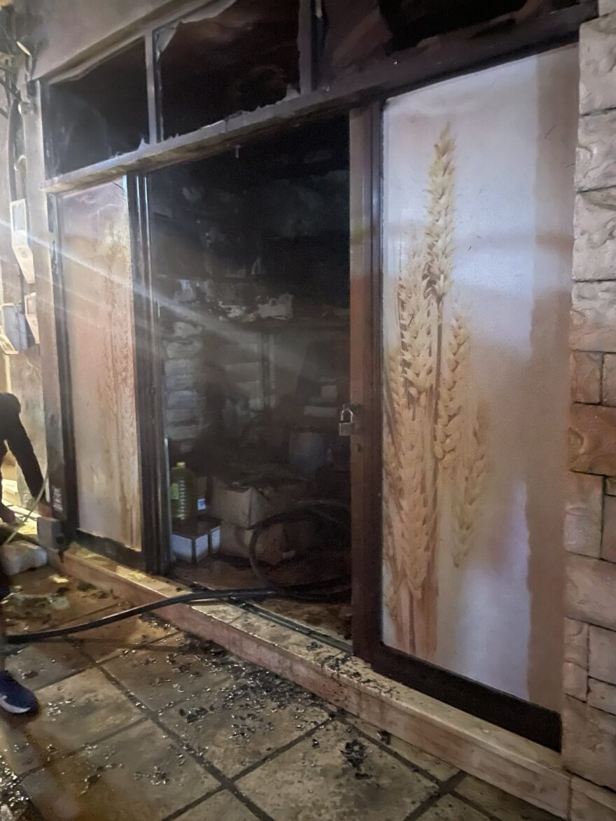 Κρήτη: Φωτιά κατέστρεφε ολοσχερώς ζαχαροπλαστείο στο Τυμπάκι - Δείτε φωτογραφίες