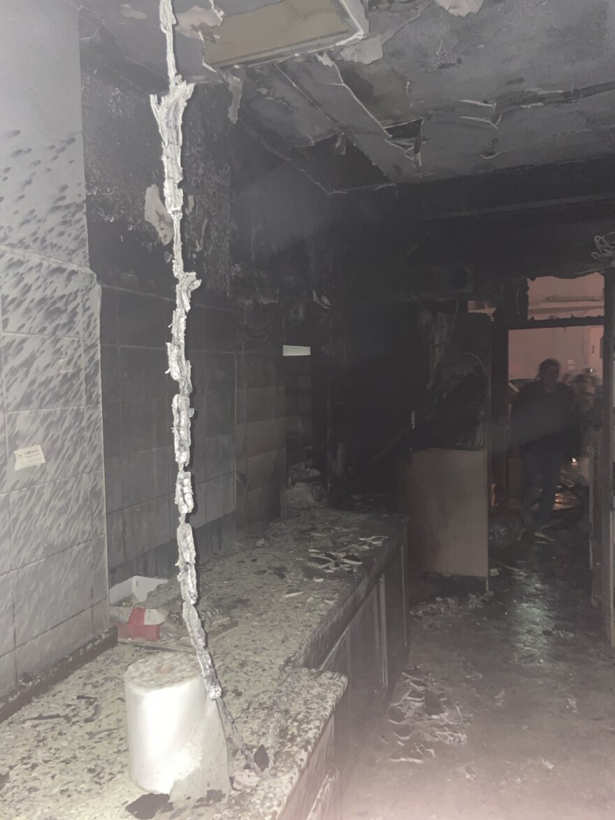 Κρήτη: Φωτιά κατέστρεφε ολοσχερώς ζαχαροπλαστείο στο Τυμπάκι - Δείτε φωτογραφίες