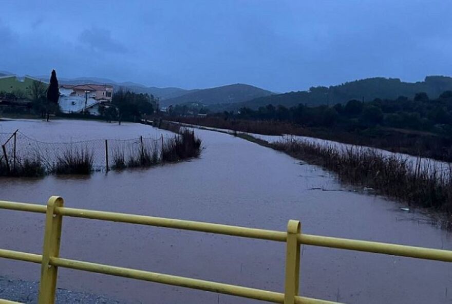 Κακοκαιρία: Τα πρώτα προβλήματα από την επέλαση της ψυχρής εισβολής - Κατολισθήσεις και πτώσεις δέντρων στη βόρεια Ελλάδα