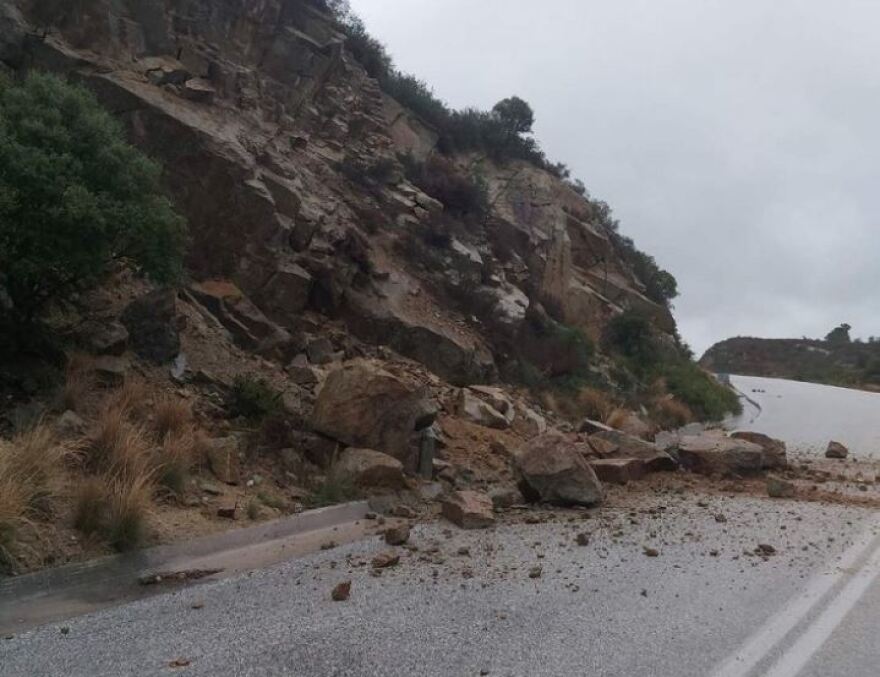 Κακοκαιρία: Τα πρώτα προβλήματα από την επέλαση της ψυχρής εισβολής - Κατολισθήσεις και πτώσεις δέντρων στη βόρεια Ελλάδα