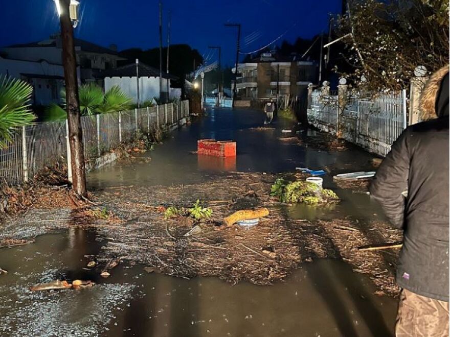Κακοκαιρία: Τα πρώτα προβλήματα από την επέλαση της ψυχρής εισβολής - Κατολισθήσεις και πτώσεις δέντρων στη βόρεια Ελλάδα