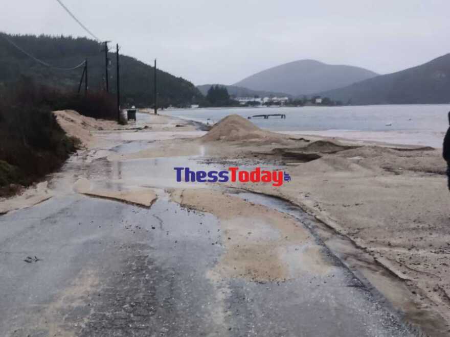 Χαλκιδική: Κατολισθήσεις, πλημμυρισμένα σπίτια και πτώσεις δέντρων από την κακοκαιρία