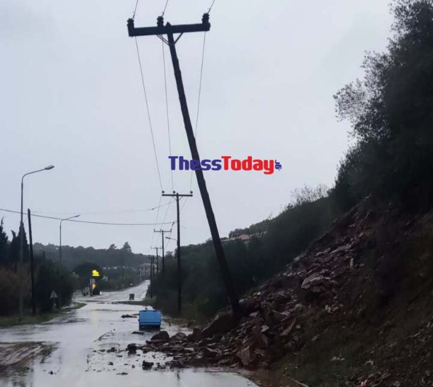 Χαλκιδική: Κατολισθήσεις, πλημμυρισμένα σπίτια και πτώσεις δέντρων από την κακοκαιρία