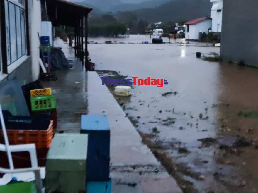 Χαλκιδική: Κατολισθήσεις, πλημμυρισμένα σπίτια και πτώσεις δέντρων από την κακοκαιρία