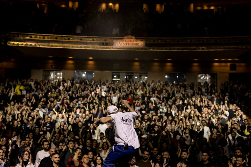 Red Bull Symphonic: Ο 12ος Πίθηκος σε ένα αξέχαστο βράδυ έκανε... γήπεδο το Μέγαρο Μουσικής - Δείτε βίντεο