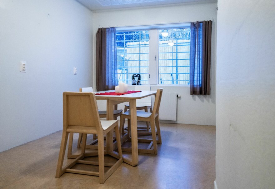 Νορβηγία: O μακελάρης Μπρέιβικ διαμαρτύρεται για τις συνθήκες διαβίωσης στη φυλακή - Tρία δωμάτια, τρεις παπαγάλοι και Xbox