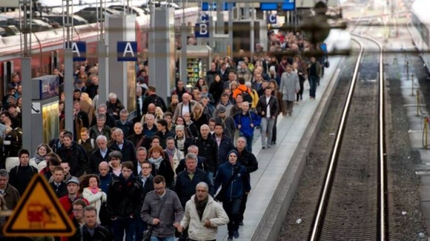 Γερμανία: Μηχανοδηγοί και αγρότες παραλύουν τη χώρα -  Ακυρώνονται δρομολόγια τρένων, κλειστές κεντρικές οδικές αρτηρίες