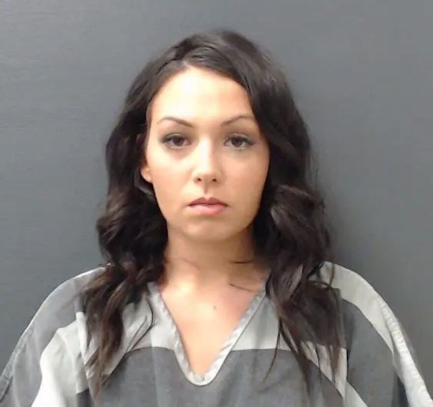 ΗΠΑ: 26χρονη καθηγήτρια έβαζε μαθητές να κρατάνε τσίλιες για να κάνει σεξ με 16χρονο - Τους κάλυπτε ο πατέρας του