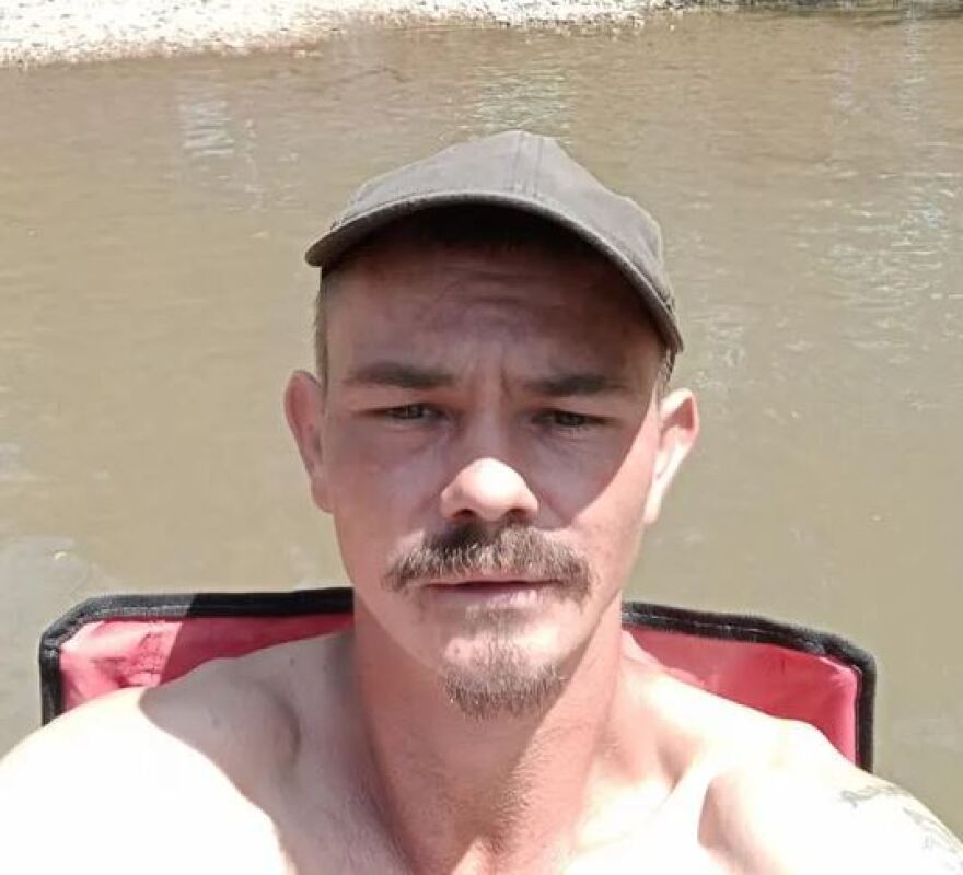 ΗΠΑ: 26χρονη καθηγήτρια έβαζε μαθητές να κρατάνε τσίλιες για να κάνει σεξ με 16χρονο - Τους κάλυπτε ο πατέρας του