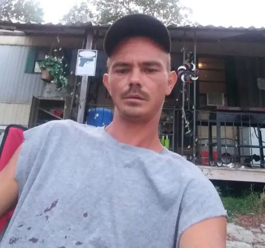 ΗΠΑ: 26χρονη καθηγήτρια έβαζε μαθητές να κρατάνε τσίλιες για να κάνει σεξ με 16χρονο - Τους κάλυπτε ο πατέρας του