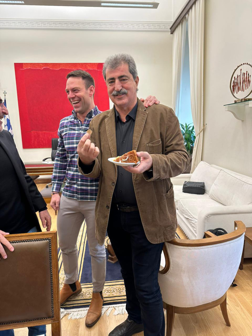 Ο τυχερός Πολάκης κέρδισε το φλουρί, χαρές και αγκαλιές με τον Κασσελάκη - Δείτε φωτογραφίες