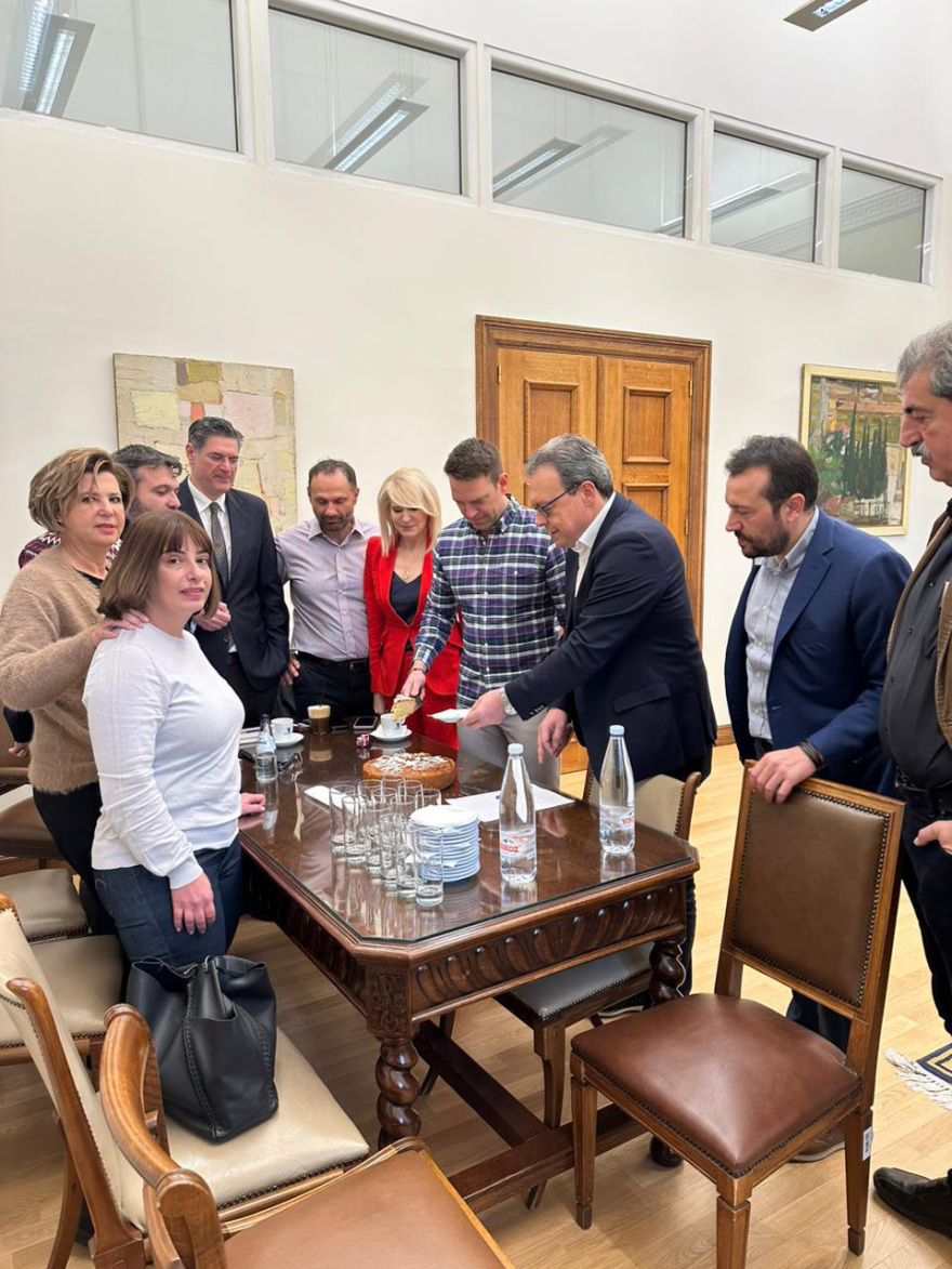 Ο τυχερός Πολάκης κέρδισε το φλουρί, χαρές και αγκαλιές με τον Κασσελάκη - Δείτε φωτογραφίες