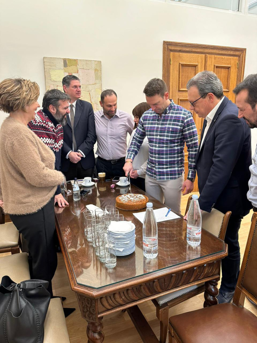 Ο τυχερός Πολάκης κέρδισε το φλουρί, χαρές και αγκαλιές με τον Κασσελάκη - Δείτε φωτογραφίες