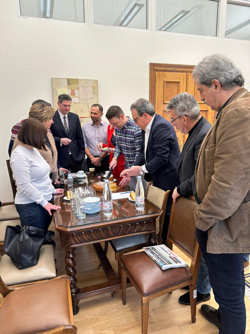 Ο τυχερός Πολάκης κέρδισε το φλουρί, χαρές και αγκαλιές με τον Κασσελάκη - Δείτε φωτογραφίες