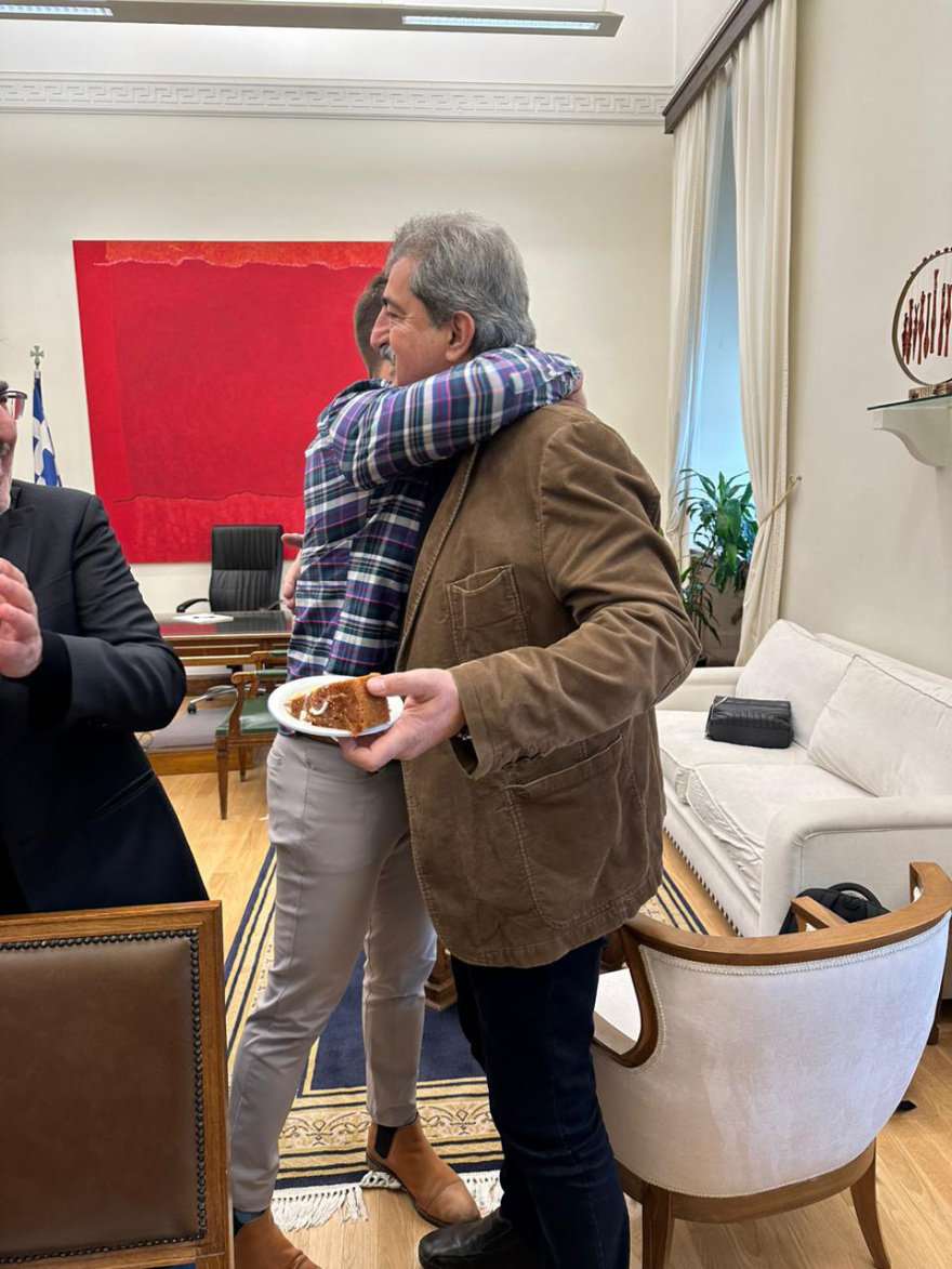 Ο τυχερός Πολάκης κέρδισε το φλουρί, χαρές και αγκαλιές με τον Κασσελάκη - Δείτε φωτογραφίες