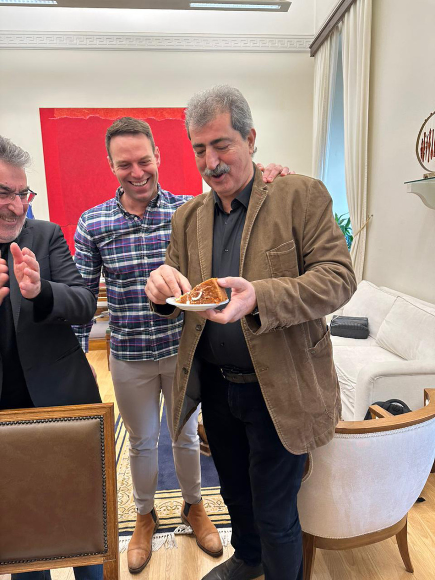 Ο τυχερός Πολάκης κέρδισε το φλουρί, χαρές και αγκαλιές με τον Κασσελάκη - Δείτε φωτογραφίες