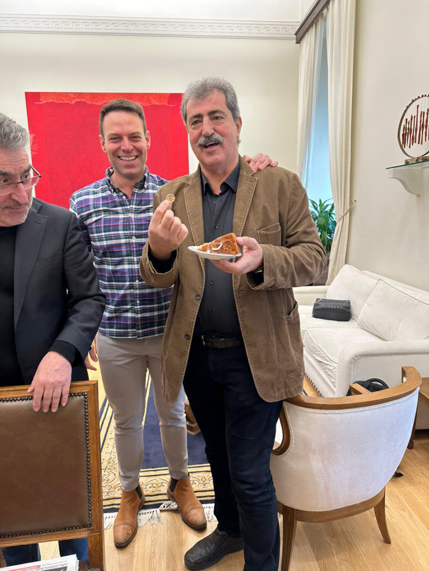 Ο τυχερός Πολάκης κέρδισε το φλουρί, χαρές και αγκαλιές με τον Κασσελάκη - Δείτε φωτογραφίες