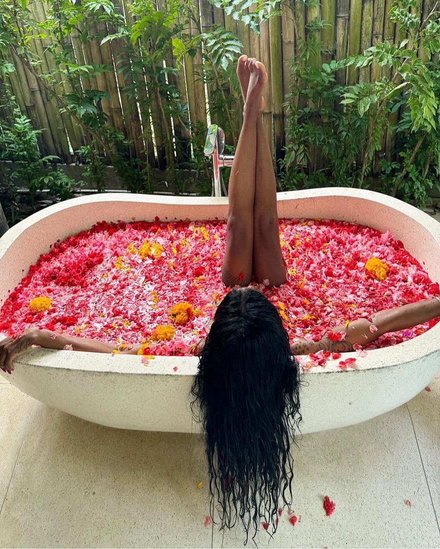 Ελίζαμπεθ Ελέτσι: Πόζαρε γυμνή στη μπανιέρα - Οι φωτογραφίες από το ταξίδι στο Μπαλί