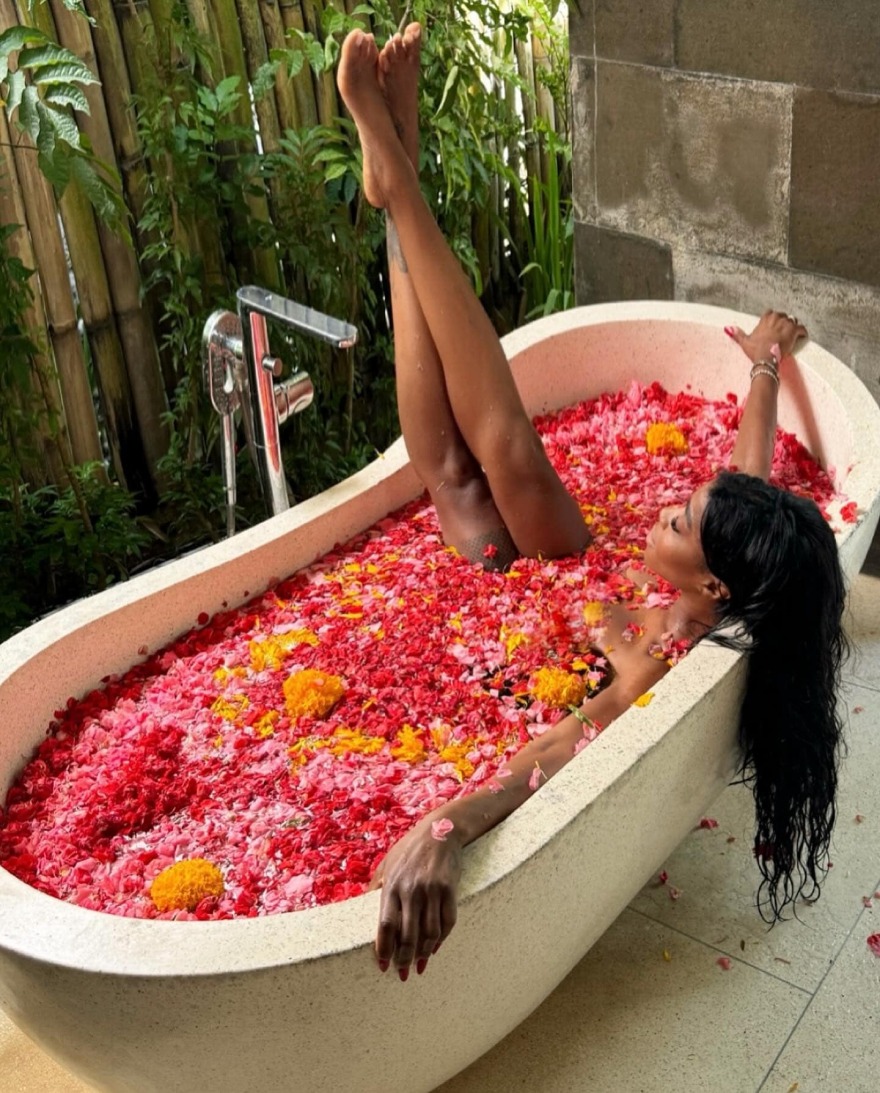 Ελίζαμπεθ Ελέτσι: Πόζαρε γυμνή στη μπανιέρα - Οι φωτογραφίες από το ταξίδι στο Μπαλί