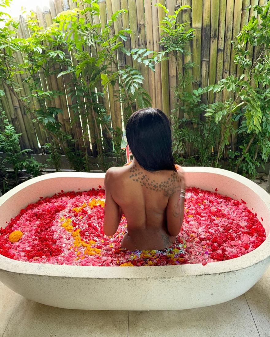 Ελίζαμπεθ Ελέτσι: Πόζαρε γυμνή στη μπανιέρα - Οι φωτογραφίες από το ταξίδι στο Μπαλί