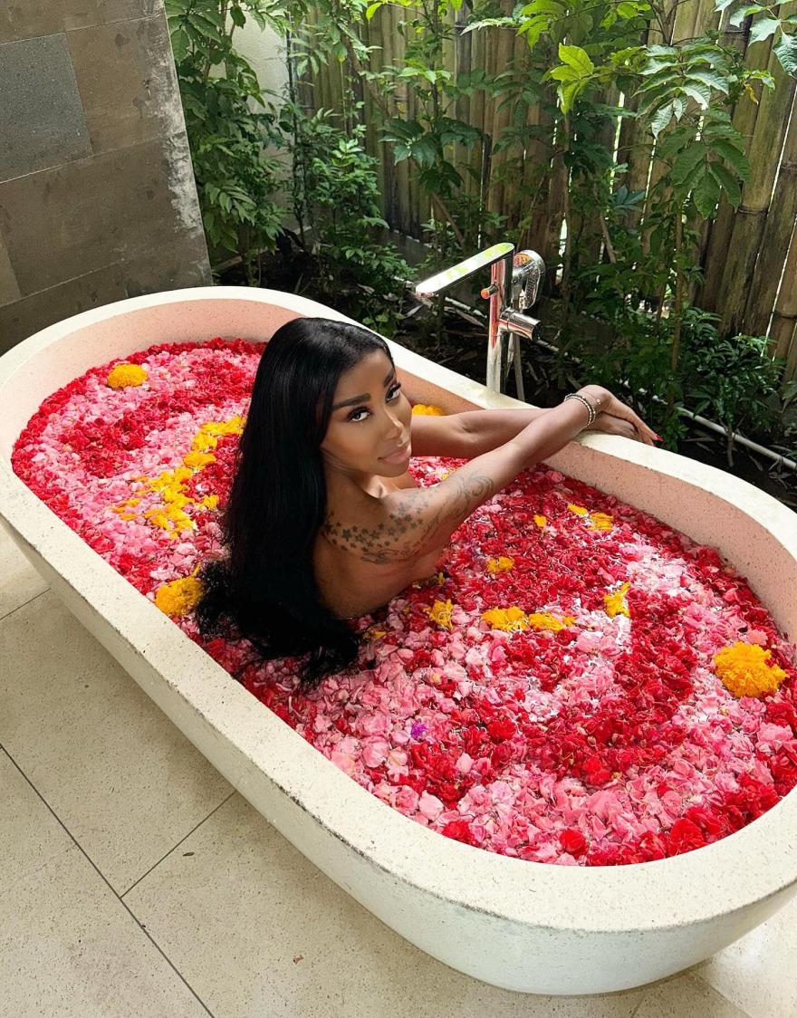 Ελίζαμπεθ Ελέτσι: Πόζαρε γυμνή στη μπανιέρα - Οι φωτογραφίες από το ταξίδι στο Μπαλί