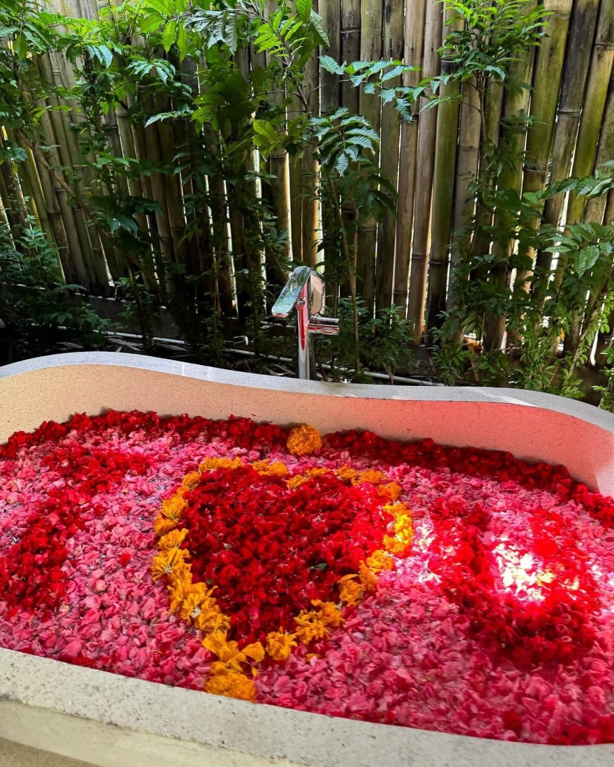 Ελίζαμπεθ Ελέτσι: Πόζαρε γυμνή στη μπανιέρα - Οι φωτογραφίες από το ταξίδι στο Μπαλί