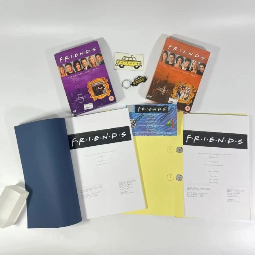 «Τα Φιλαράκια»: Πρωτότυπα σενάρια  βρέθηκαν σε κομοδίνο και βγαίνουν στο «σφυρί