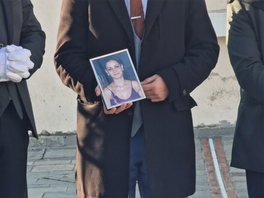 Θλίψη στο τελευταίο αντίο στη Γεωργία - Τραγική φιγούρα η 13χρονη κόρη της