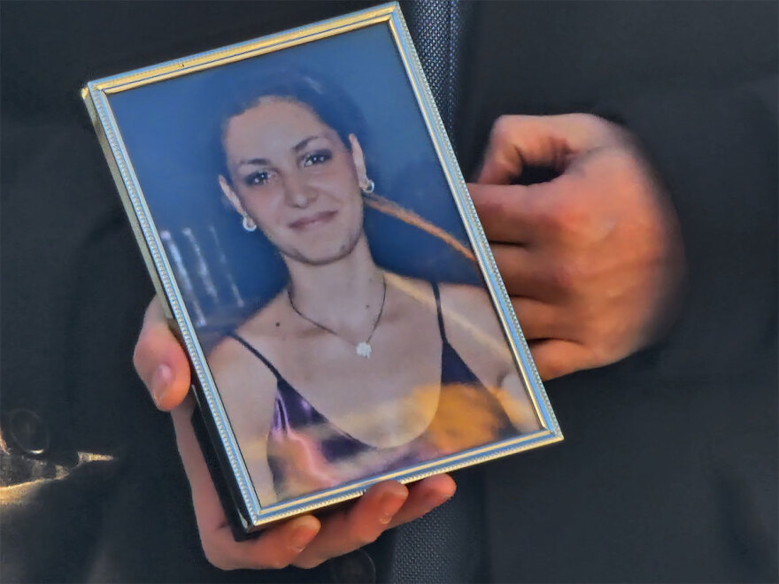 Θλίψη στο τελευταίο αντίο στη Γεωργία - Τραγική φιγούρα η 13χρονη κόρη της