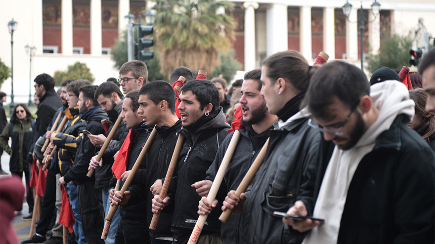 Βίντεο και φωτογραφίες: Επεισόδια με χημικά στο μαθητικό και φοιτητικό συλλαλητήριο στο Σύνταγμα
