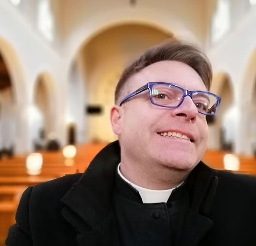 Πολωνία: Συνελήφθη ιερέας που κατηγορείται για σεξουαλικά εγκλήματα - Φέρεται να συμμετείχε σε όργιο