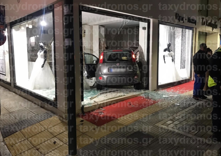 Βόλος: Τρελή πορεία αυτοκινήτου που κατέληξε σε βιτρίνα με… νυφικά