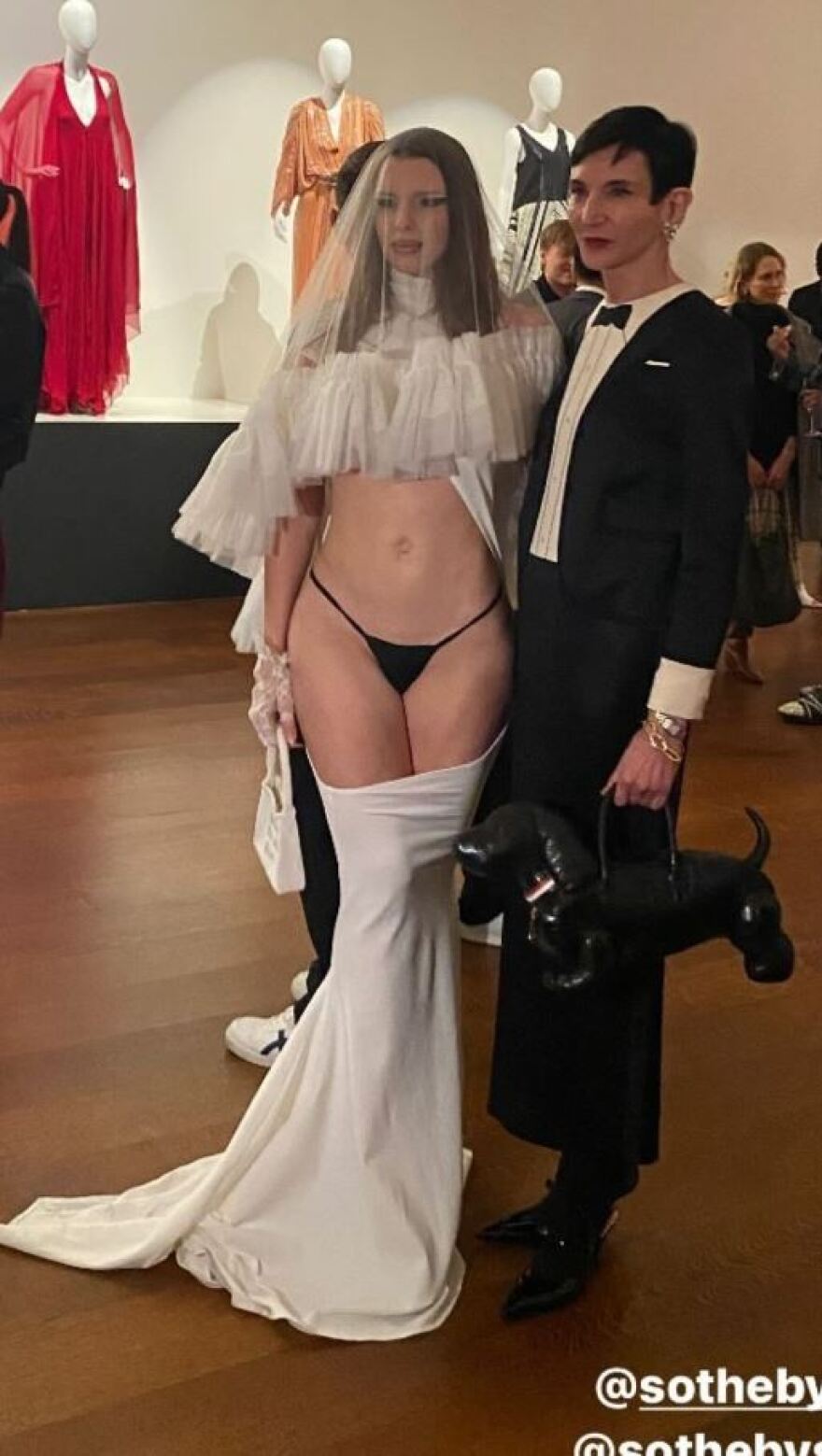 Τζούλια Φοξ: Με ένα ιδιαίτερο φόρεμα και εσώρουχα εμφανίστηκε σε εκδήλωση