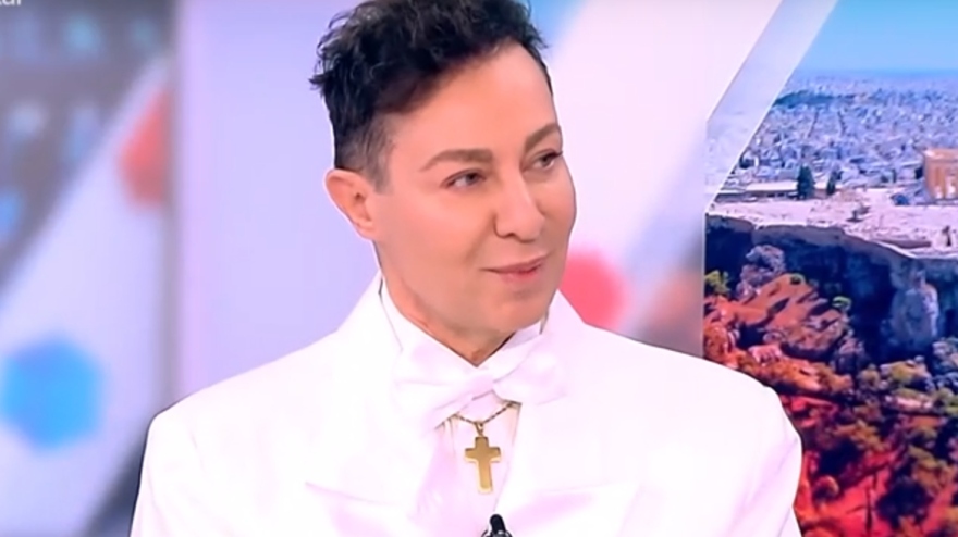 Βασίλειος Κωστέτσος: Η εμφάνιση με νέο λουκ και το εγκώμιο σε Κασσελάκη - Έφερε τη σωστή εκδοχή ενός γκέι, είπε