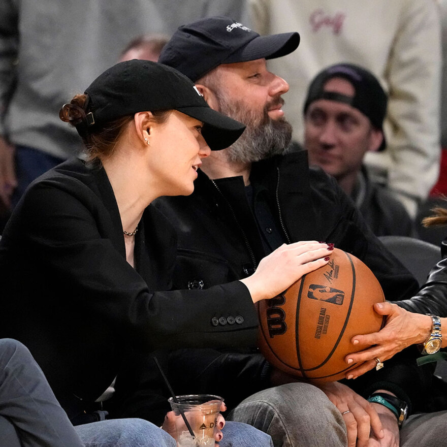 Γιώργος Λάνθιμος: Μετά το... ΣΕΦ πήγε με την Έμα Στόουν και σε αγώνα των Λέικερς - Δείτε βίντεο